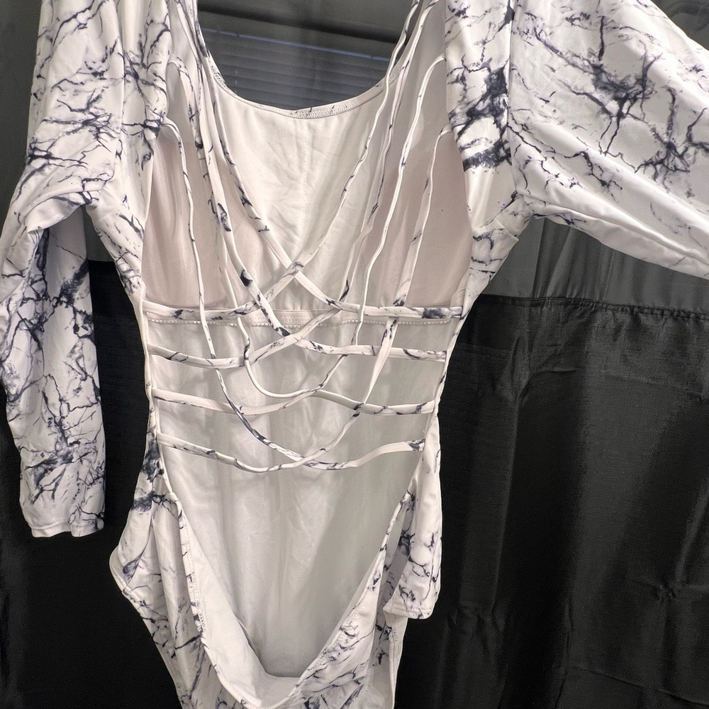 🩱NW/OT White and Black Marble Long Sleeve Bathing Suit.